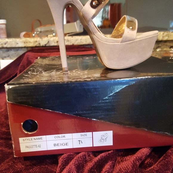 Women Shoes - Picture 12 of 16